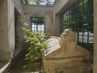 Taptuk Emre Tomb Galeri